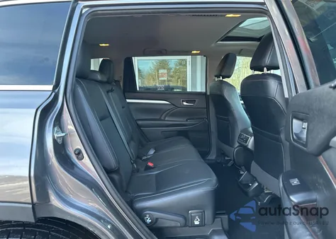 2018 Toyota Highlander Xle z USA, uszkodzony, nr VIN 5TDJZRFH3JS523071